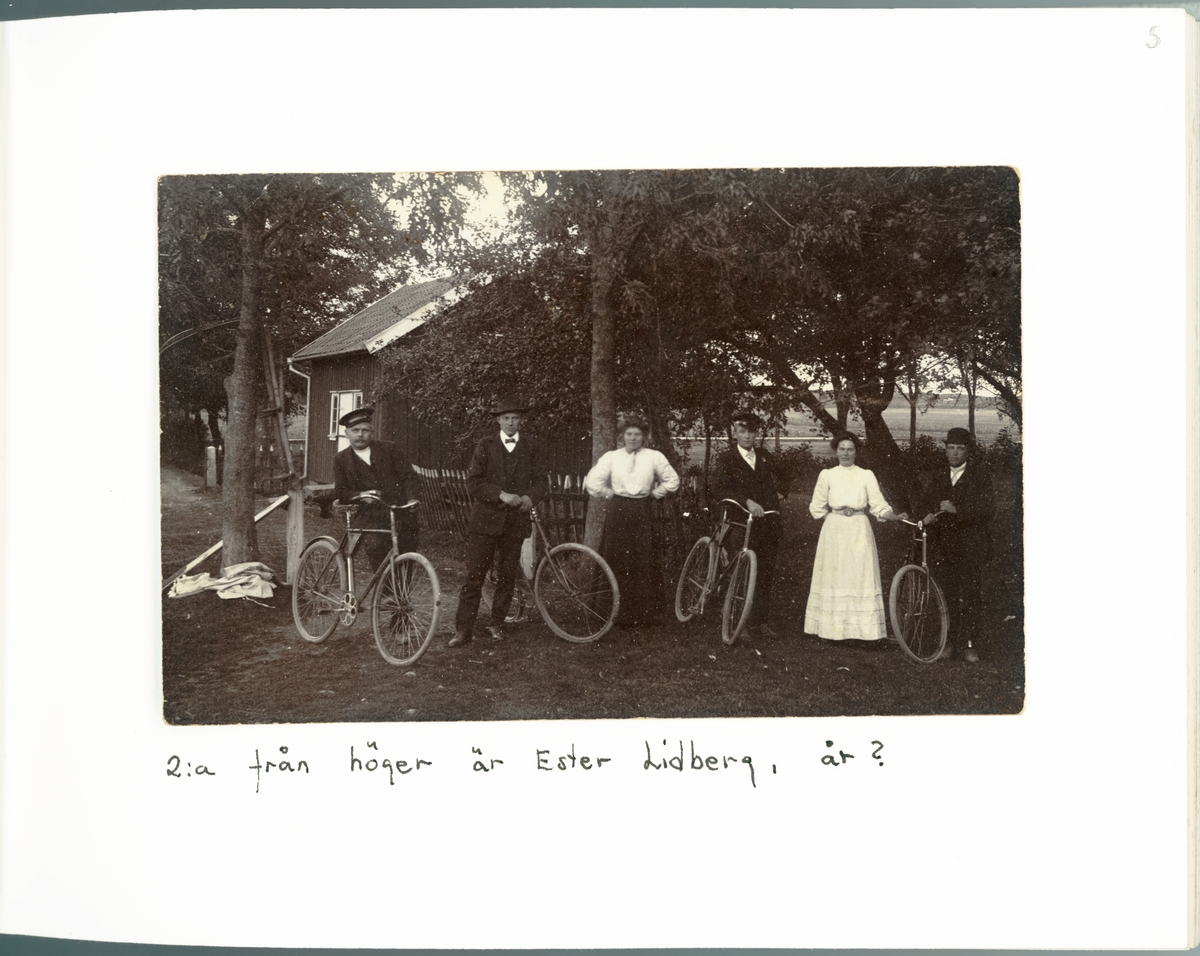 Sällskap med cyklar. Andra från höger-Ester Lidberg