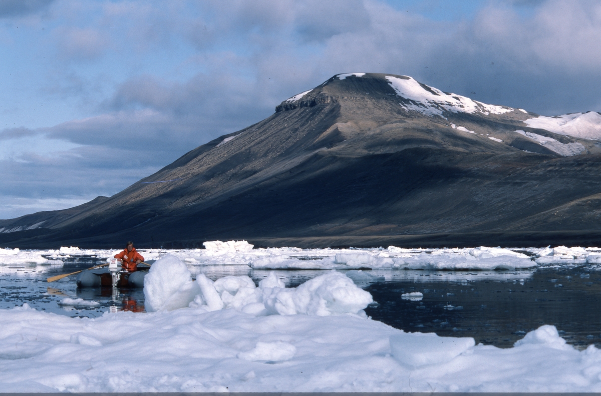 Forskningsskipet Lance tokt Svalbard, her i Agardhbukta.
