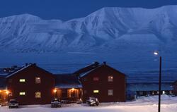 Longyearbyen vinter 1994, Hiorthfjellet i bakgrunnen.