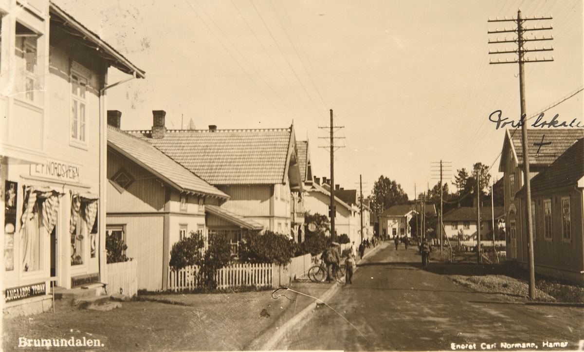 Postkort, Ringsaker, Brumunddal, Furnesvegen, forretningen til E. F. Nordsveen, Jevne, Frelsesarmeen til høyre, riksveg 50,