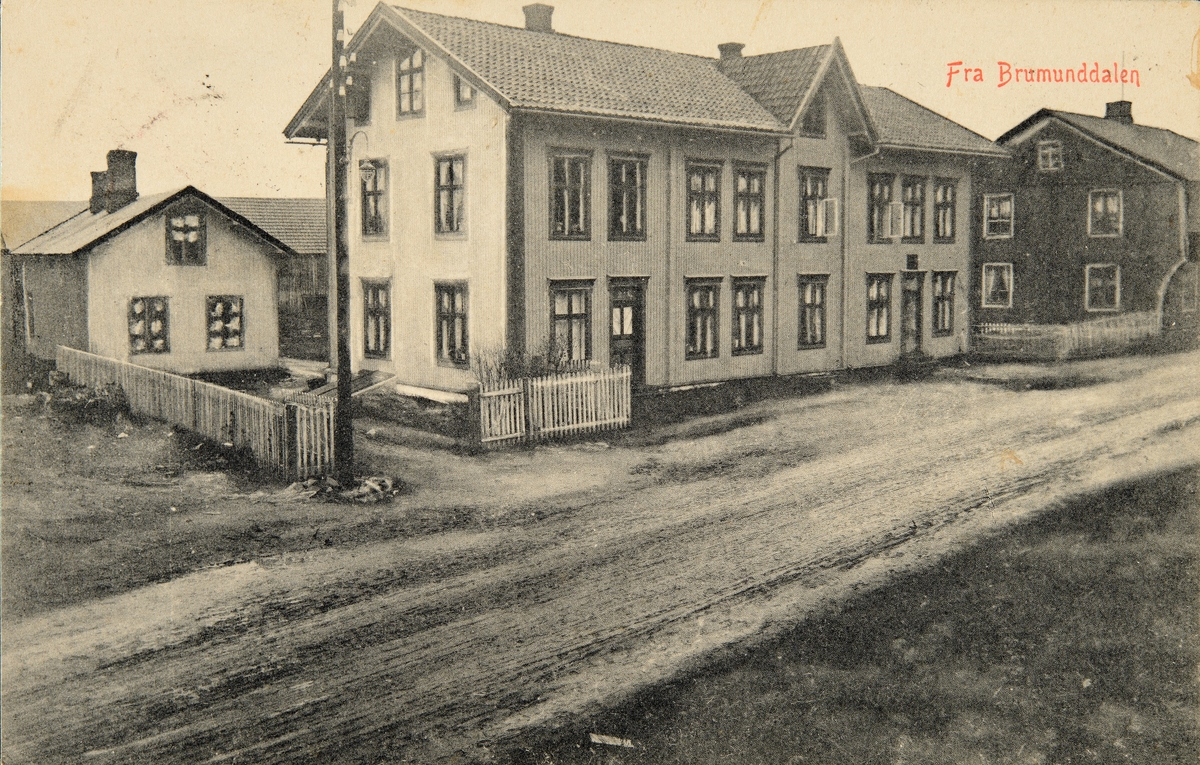Postkort, Ringsaker, Brumunddal, baker Kristiansens gård i Gamlegata 22, til høyre er Bråstad.