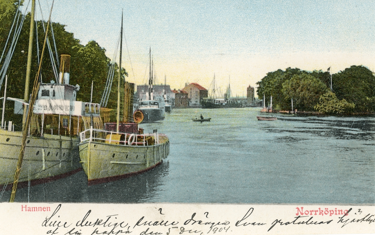 Vy mot hamnen i Norrköping genom ett kolorerat brevkort från 1900-talets första år.
