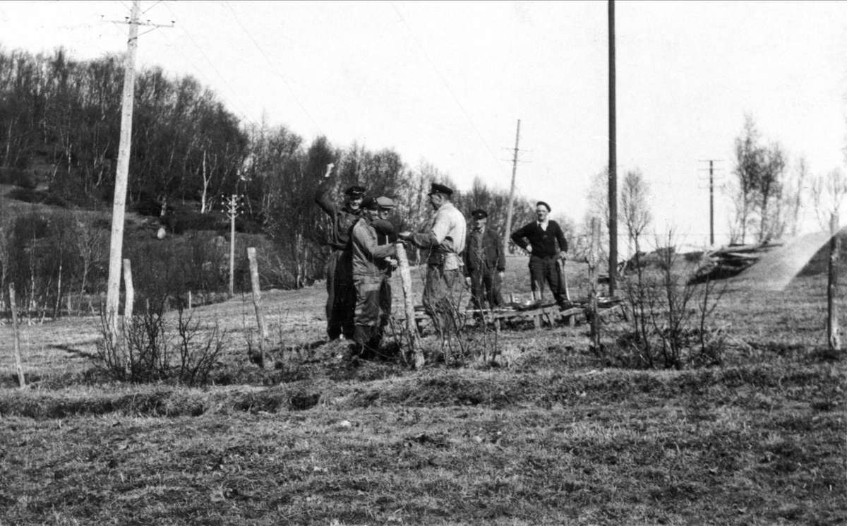 Seks menn driver med stolpereising og linjestrekk for Televerket.