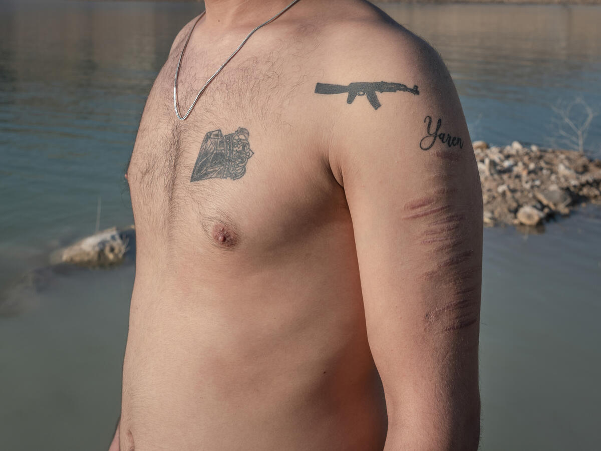 Bilde av en tatovert overkropp.