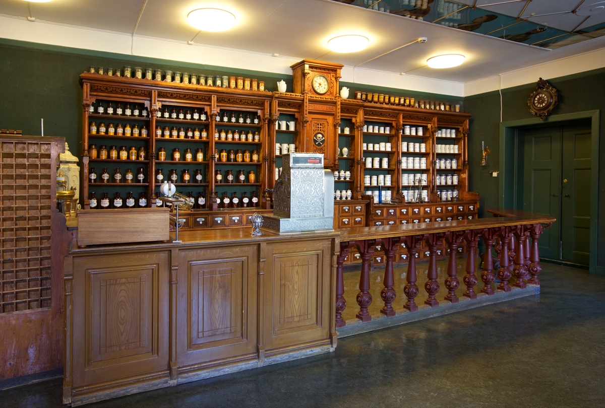Interiør av apotek på Norsk Folkemuseum