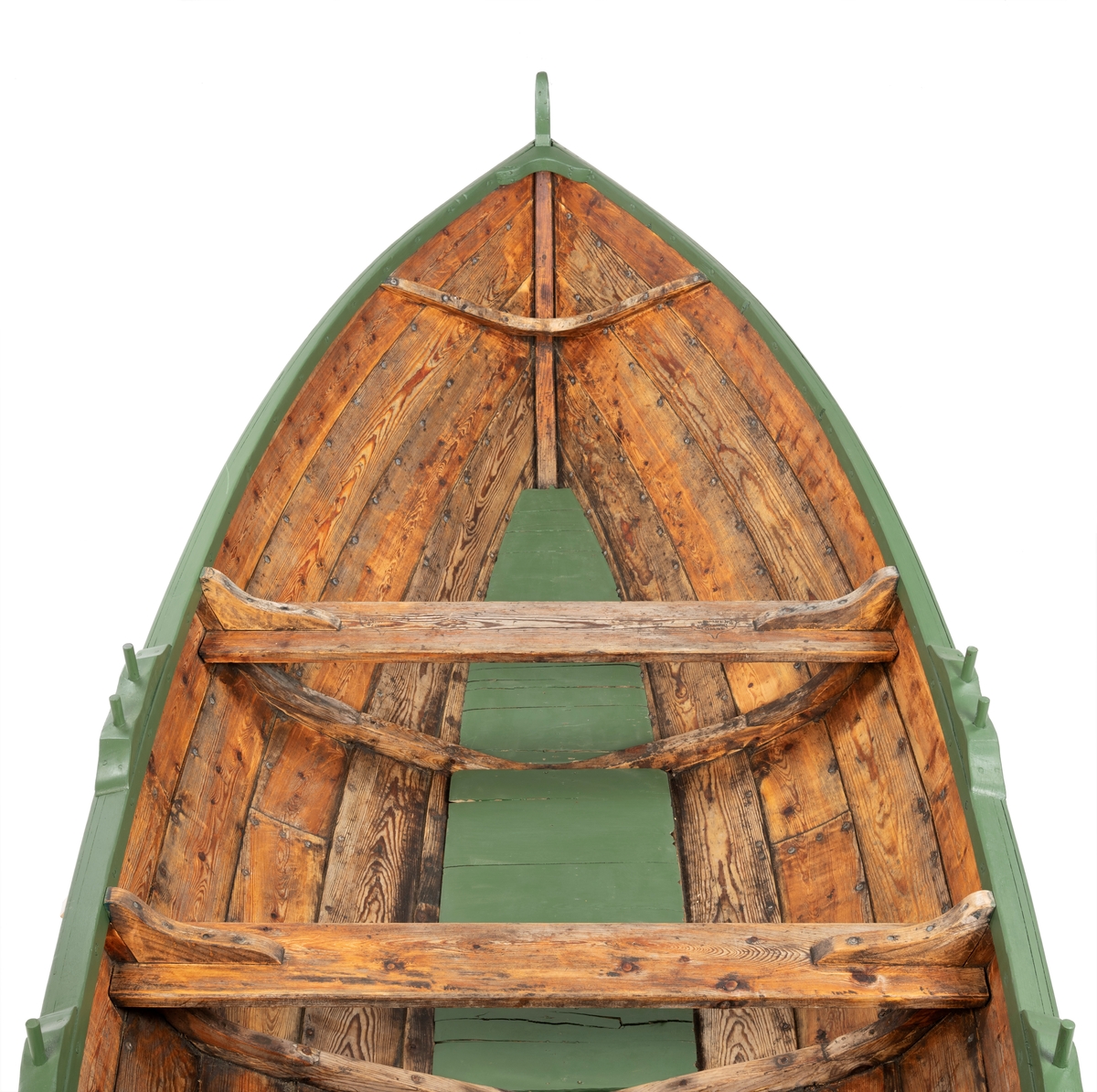 Båten er på 16 fot av Hardangertype, med to tofter og kjeipepar, sess bak og brett rundt. Avkuttet akterstevn for montering av påhengsmotor.