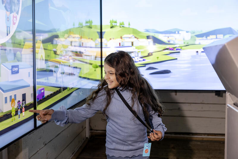 En jente koser seg i den virtuelle sjømatbyen Fin City