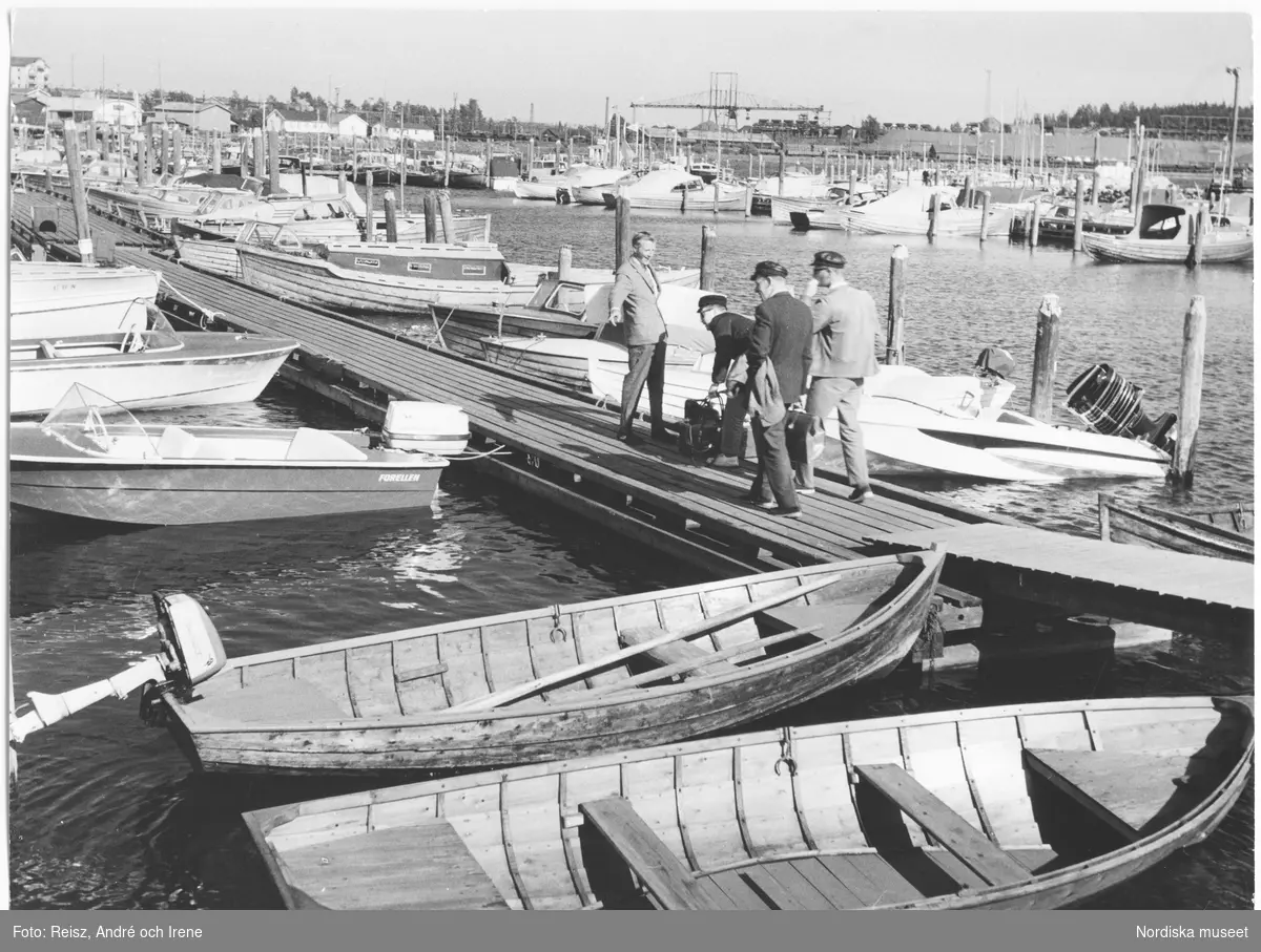 Norrrbotten. En grupp män på bryggan i småbåtshamnen i närherten av malmhamnen i Luleå.