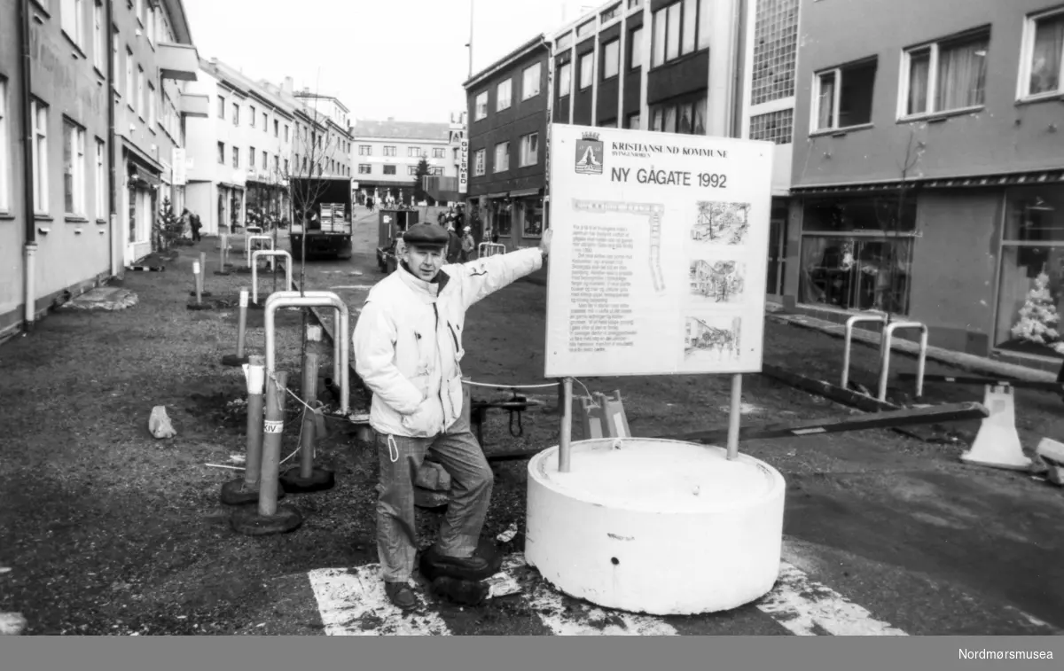 Byingeniør Arne Megaard i Kristiansund i Nedre Enggate på Kirklandet i Kristiansund som her er i ferd med å bli byens nye gågate. Bildet er fra avisa Tidens Krav sitt arkiv i tidsrommet 1970-1994.