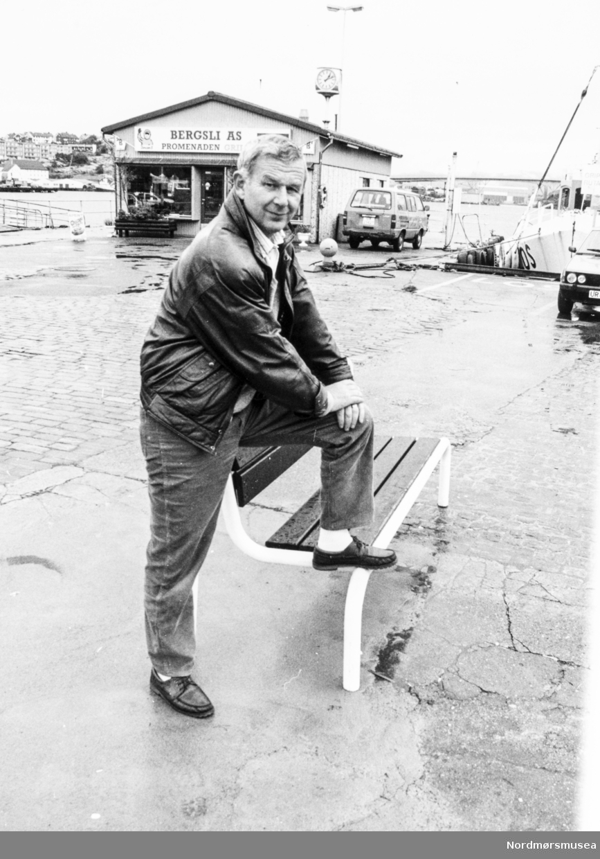 Byingeniør Arne Megaard på Piren på Kirklandet i Kristiansund. I bakgrunnen ser vi Bergsli AS med Promenaden Grill. Bildet er fra avisa Tidens Krav sitt arkiv i tidsrommet 1970-1994.