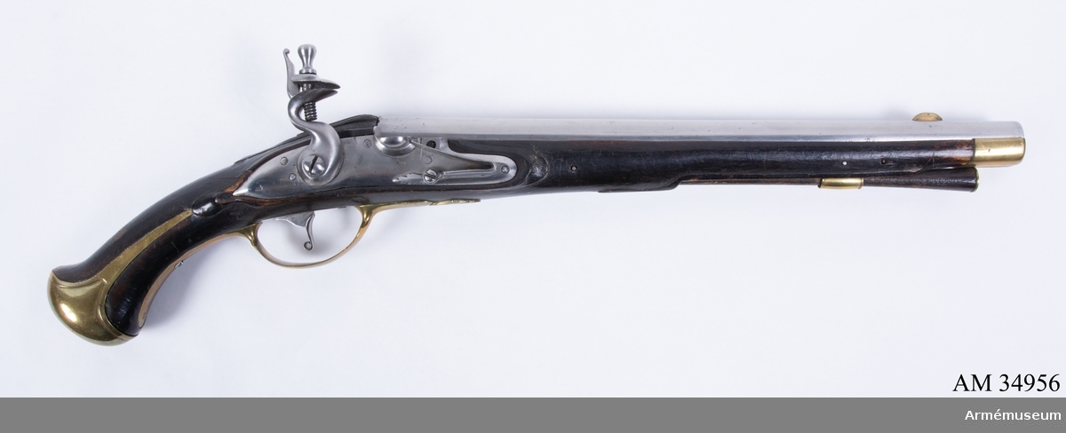 Pistol med flintlås.
Har använts av ryttare Nr 2 i Majorens kompani vid Livregementets kyrassiärkår.
