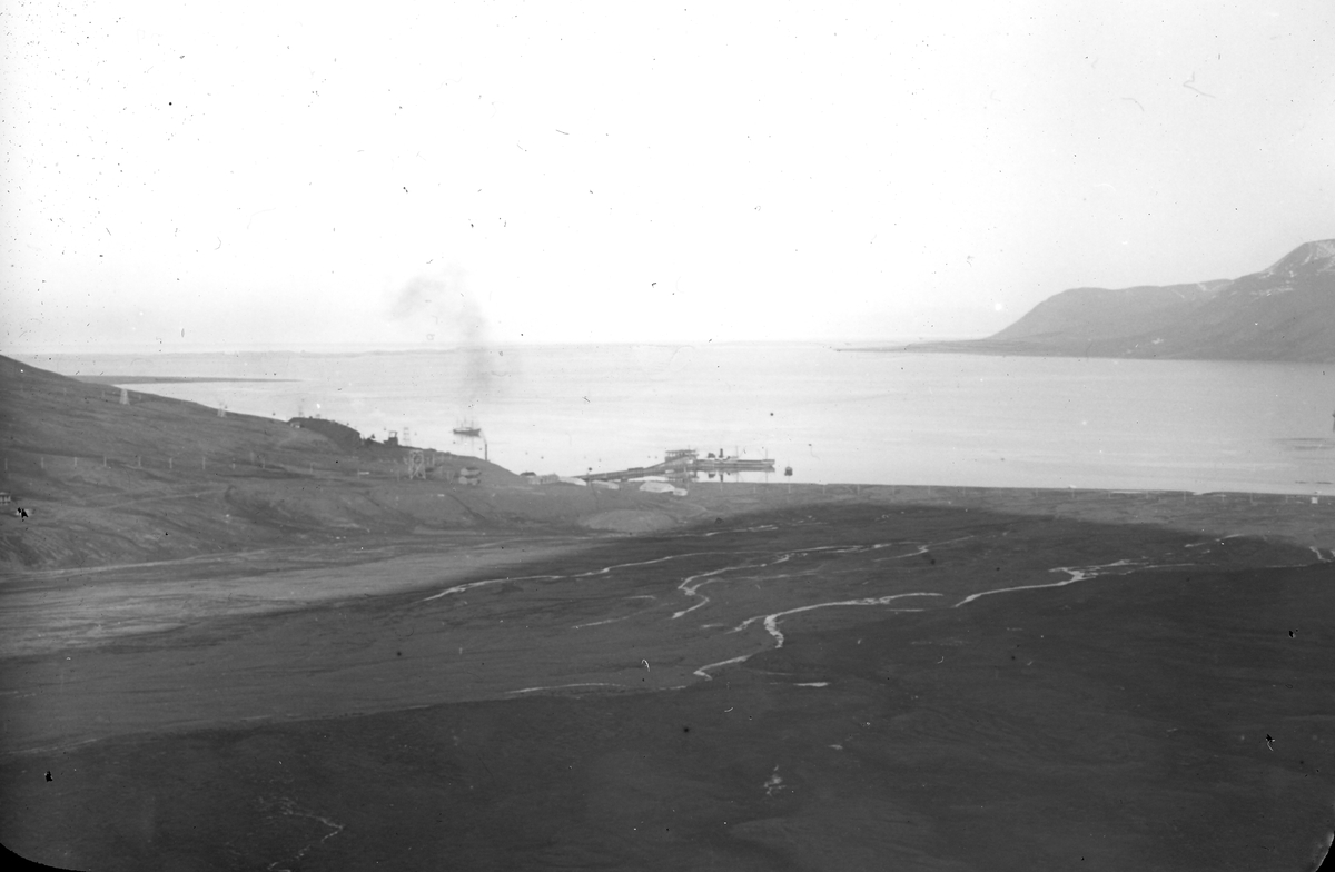 Gamle kaia sett fra gruve 2 fjellet. Munningen av Adventfjorden i ...