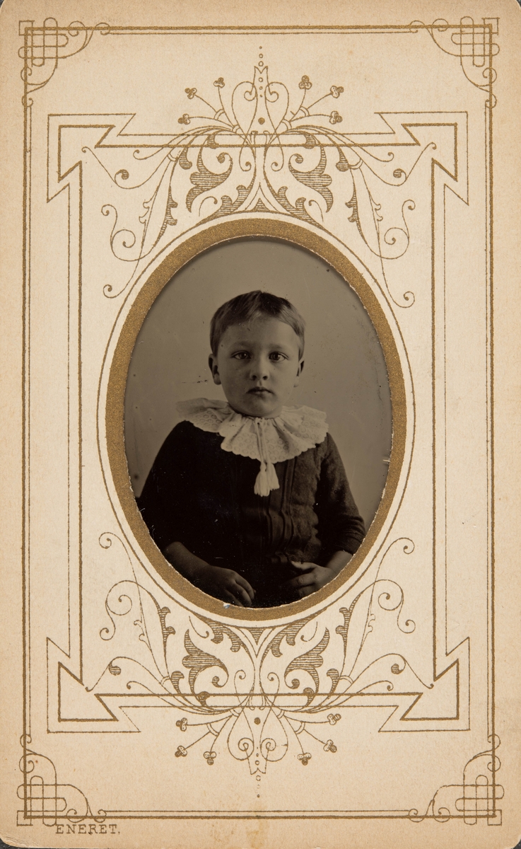 Portrett av liten gutt.