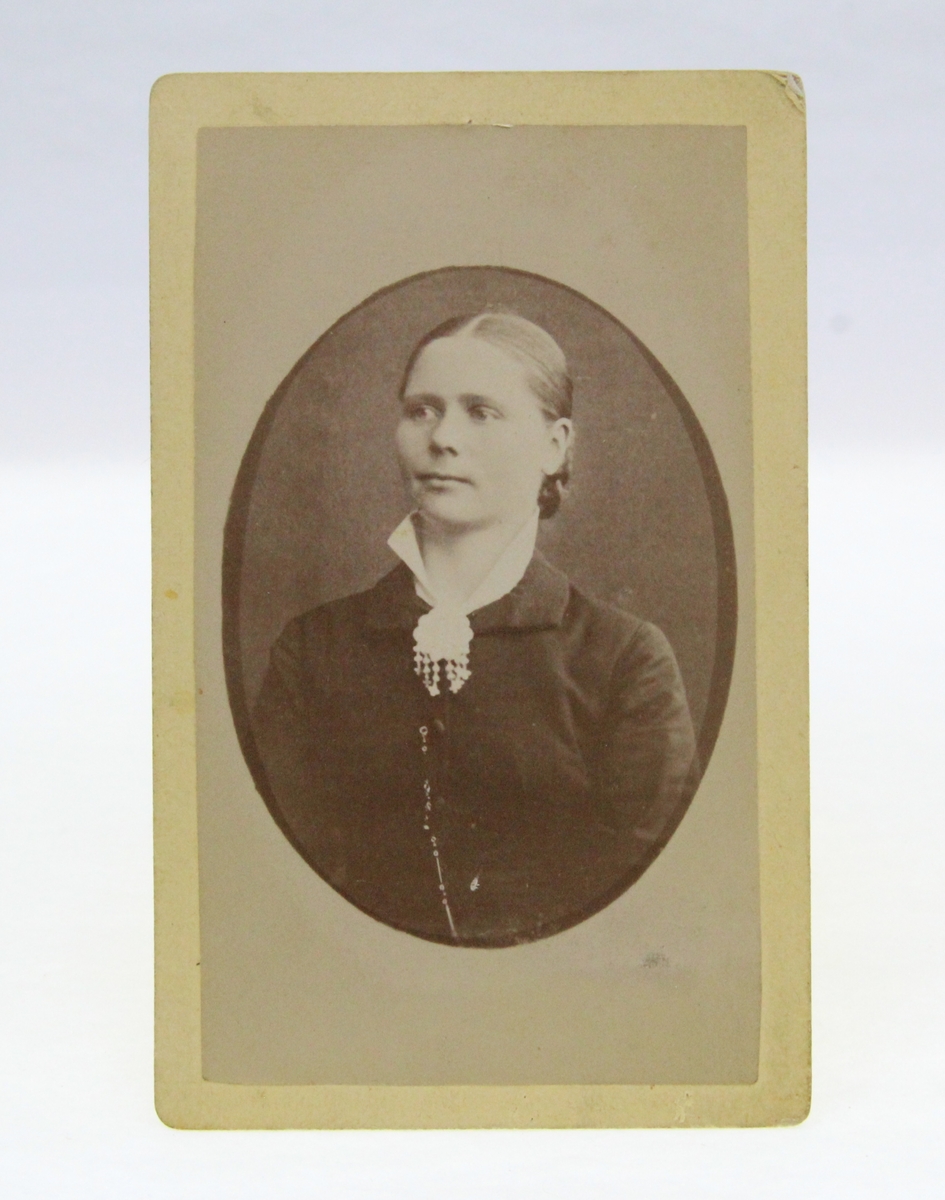 Portrett av kvinne. Fotografi fra album etter Karoline Nilsen (1862-1947). Karoline Nilsen (Grelsen) var født på Rognmo. Flyttet til Karlstad, Målselv. Fotograf ukjent.