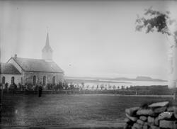 Kirke, mann og landskap. Muligens Steigen Kirke i Nordland f