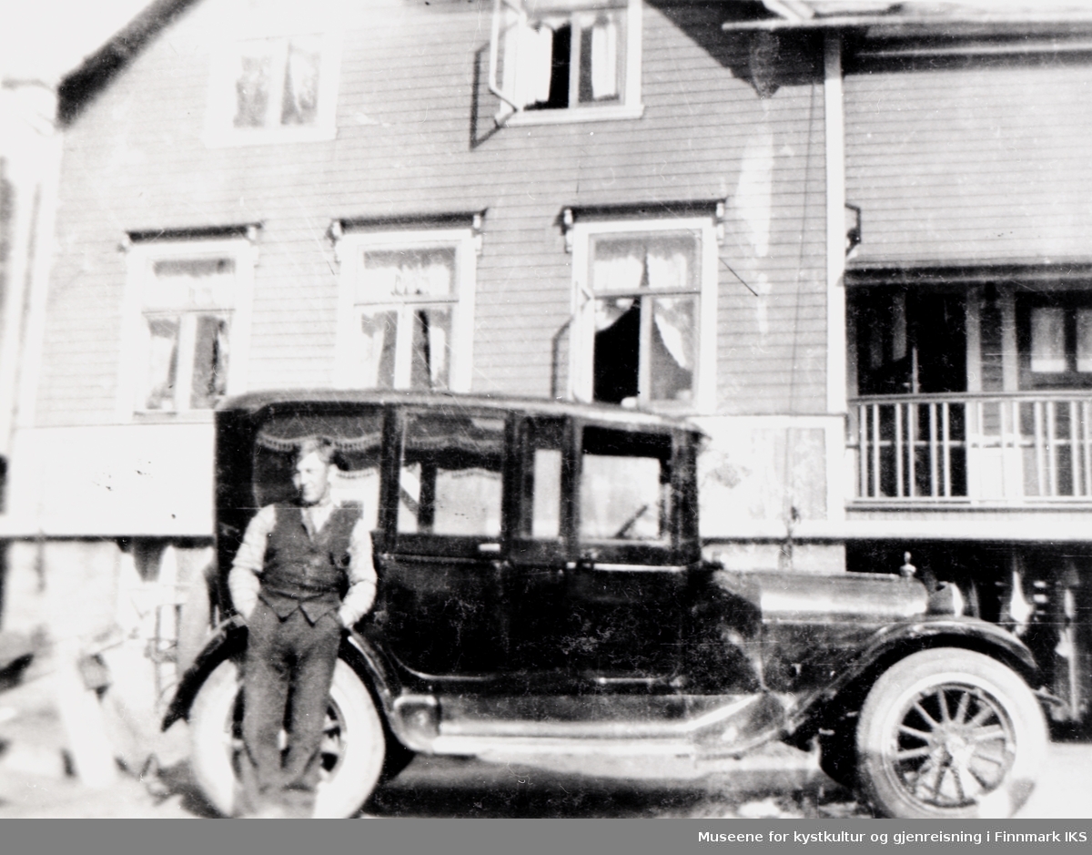 Honningsvåg, Storbukt. Bjørnar Isaksen med sin første drosjebil (Dodge Y33) foran bolighuset ved Brødrene Isaksens patentslipp A/S. 1936.