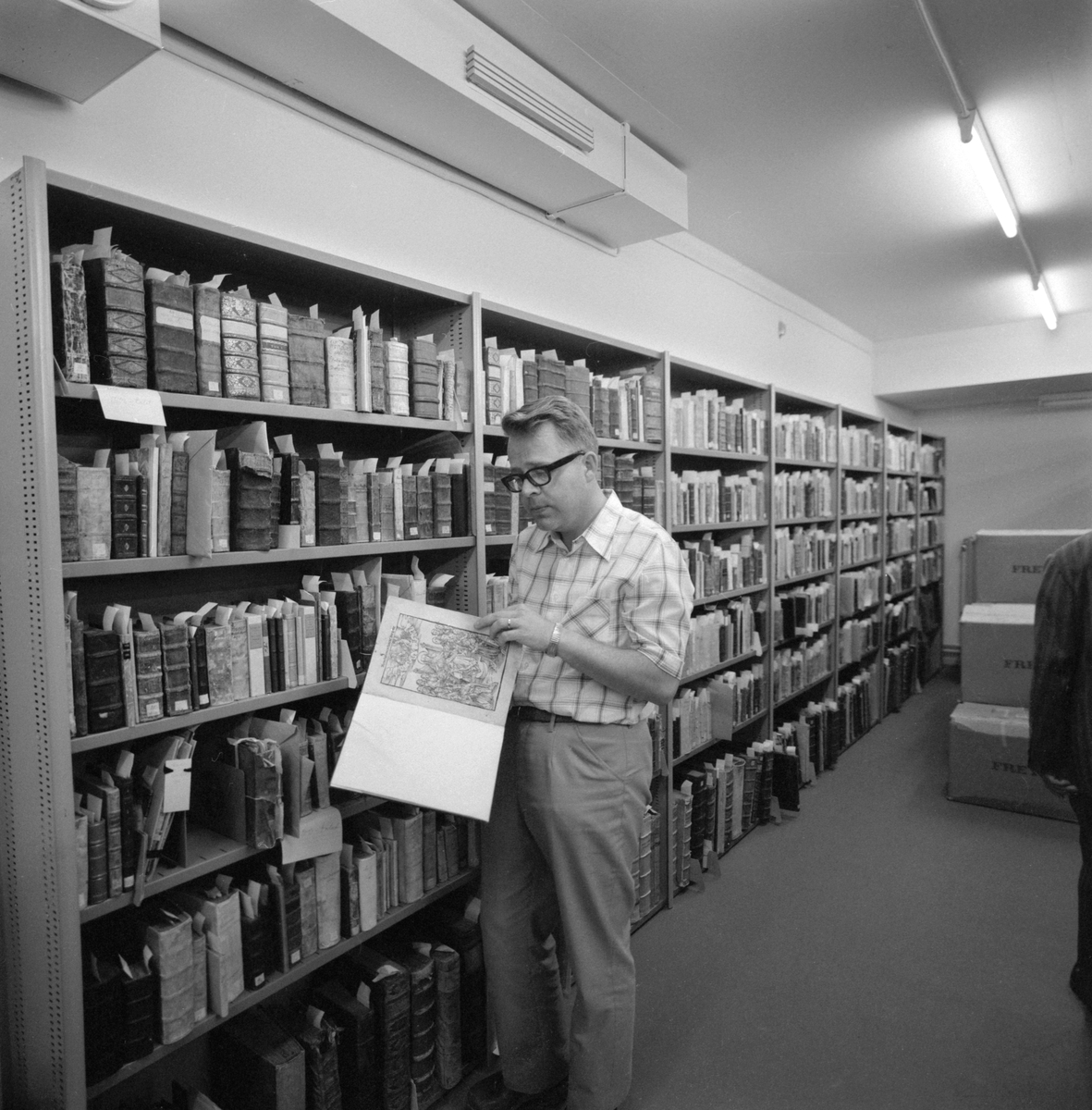 Det nya stifts- och stadsbiblioteket i Linköping invigdes officiellt den 6 juni 1974 men hade då redan varit öppet för allmänheten en tid. Stort, luftigt och med all service en besökare kunde tänkas önska. I den i studier försjunkne mannen ser vi bibliotekets mångårige medarbetare Allan Ranius.