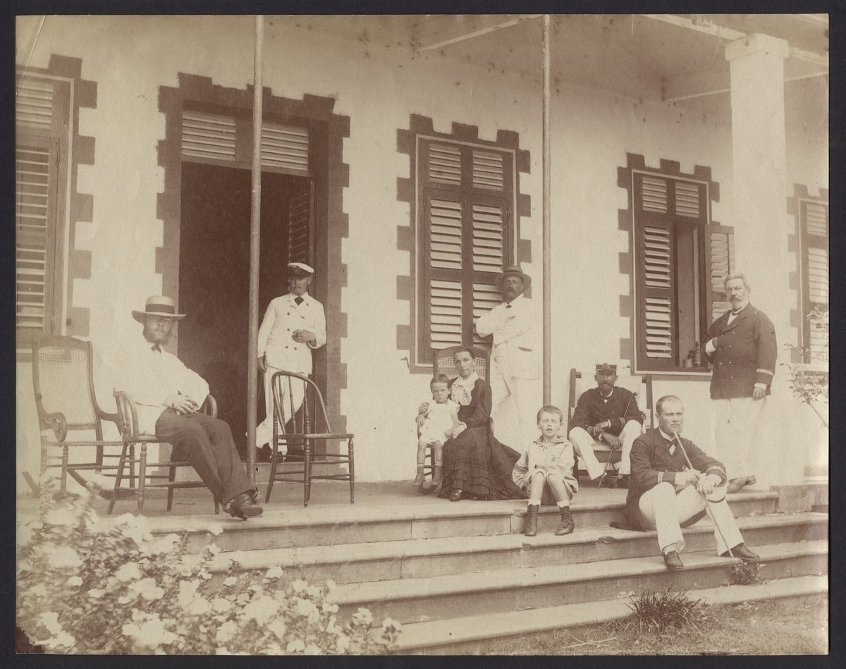 Bilden förställer grupp sjöofficerare och vetenskapsmän från fregatten Vanadis som sitter på terrassen av ett hus på Nuku Hiva.