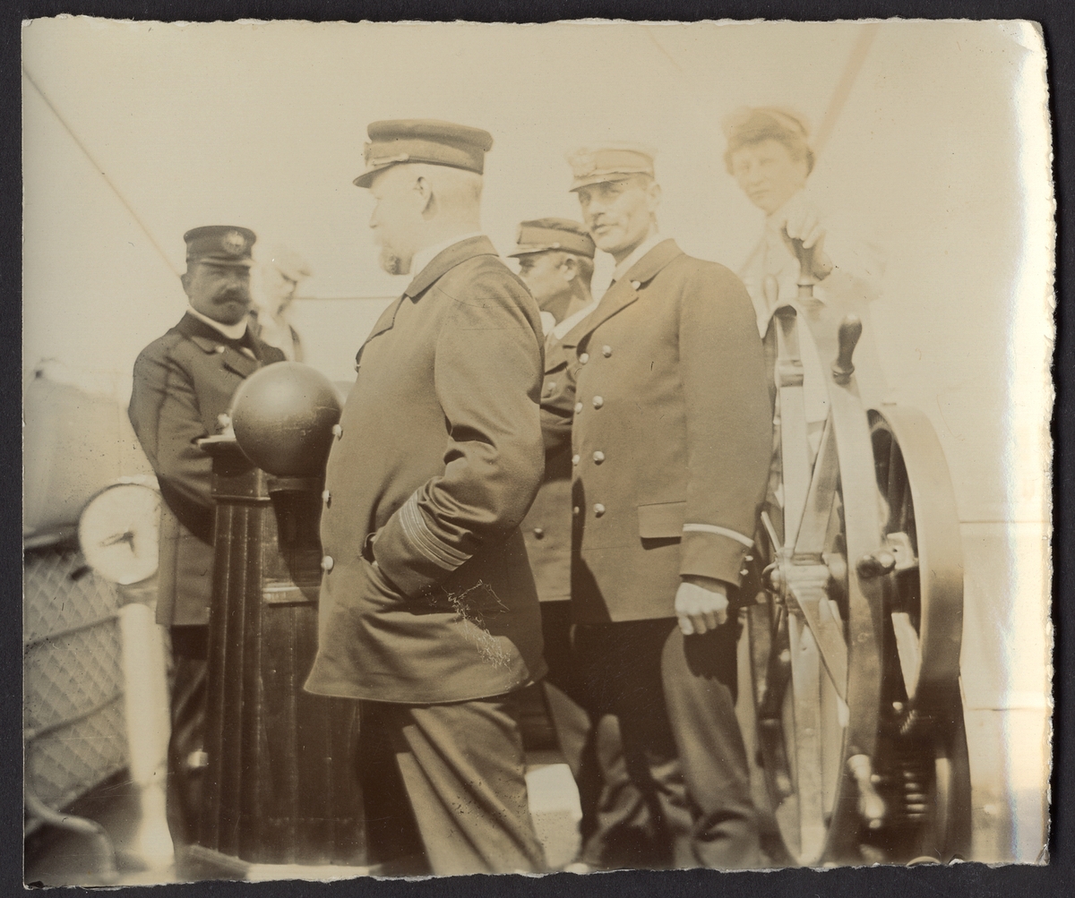 Bilden visar kapten af Klinteberg och andra befäl ombord på fartyget Aeolus.