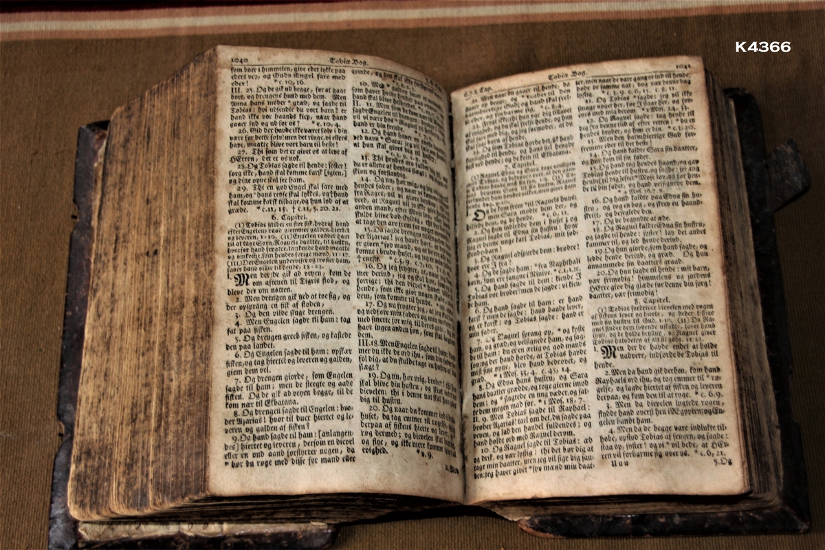 Bibel 1749:
Innhold: 1216 sider GT og 336 sider NT + register. 5. opplag fra år 1749.