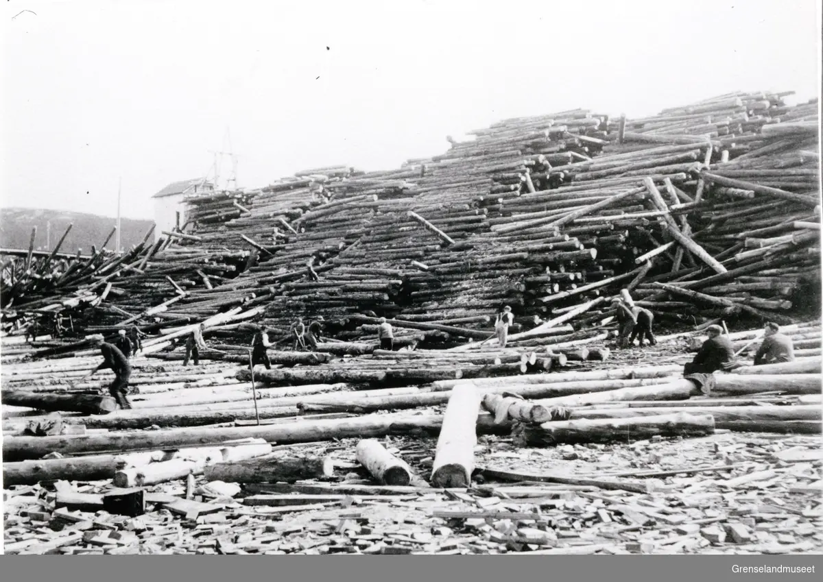 Personer i arbeid på Pasvik Timber's tømmeropplag på Jakobsnes, 1929. 