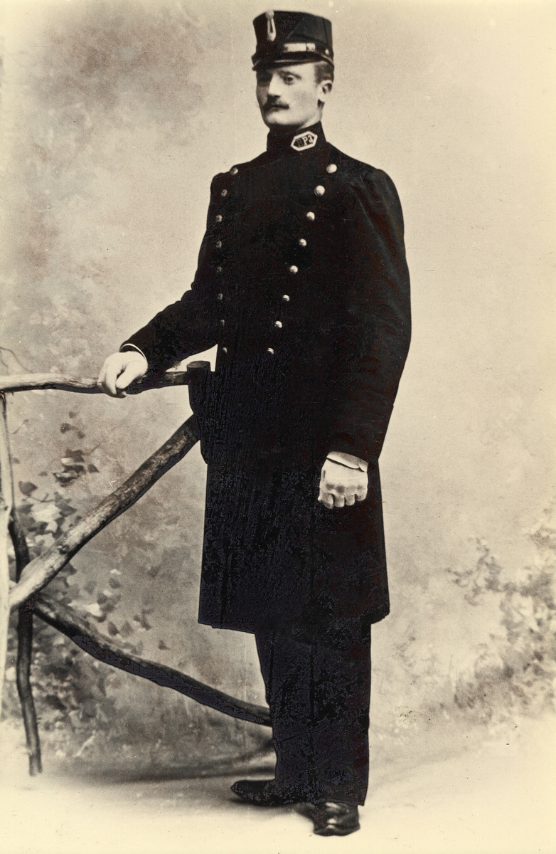 Poliskonstapel Arvid Petrusson hos fotografen.
Växjö 1902. 
Helfigur, ateljéfoto.