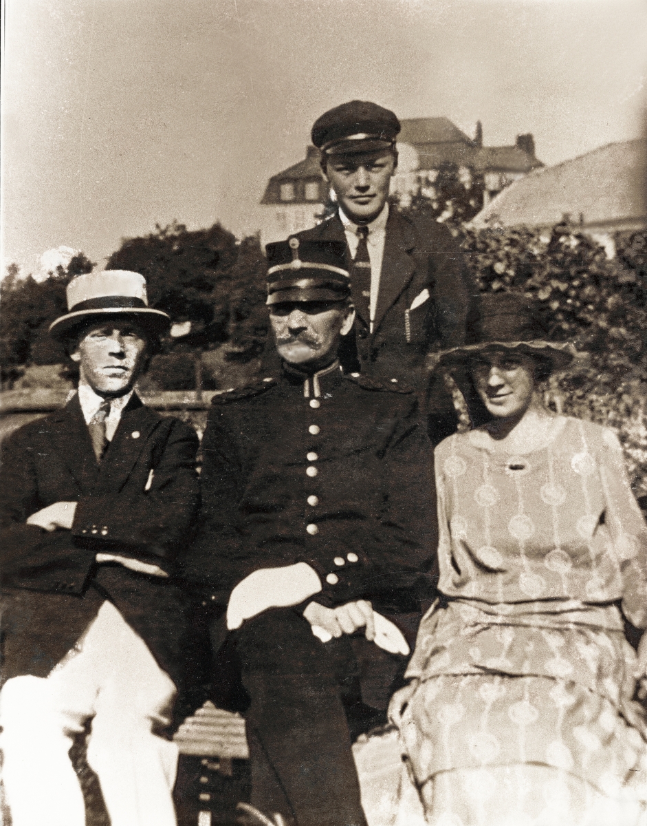 Överkonstapel Magni Ekman omgiven av några av sina barn med Ringsbergsskolan i bakgrunden, 1923.
