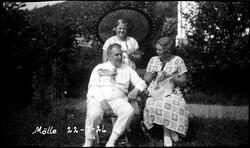 Gearg Walter Piene med familie i Mølle