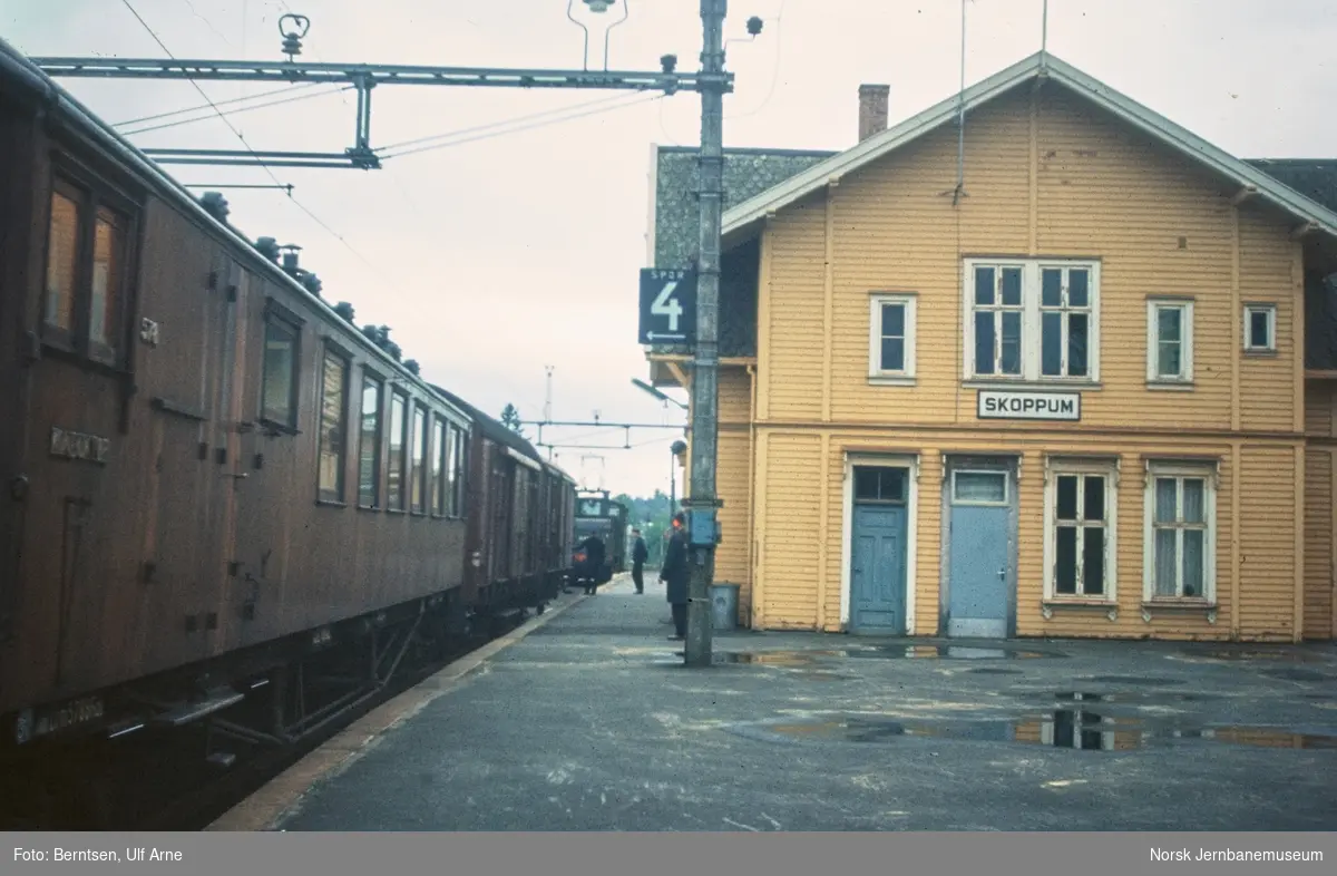 Siste ordinære personførende tog til Horten før avgang fra Skoppum stasjon