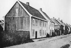 Gatebilde fra Storgata med urmaker Jarmanns gård, Storgata 6