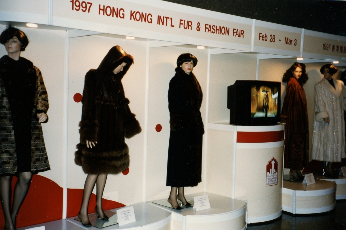Saga Furs Int. pelsmesse i Hong Kong. Vi ser pelsplagg vist på utstillingsdokker.