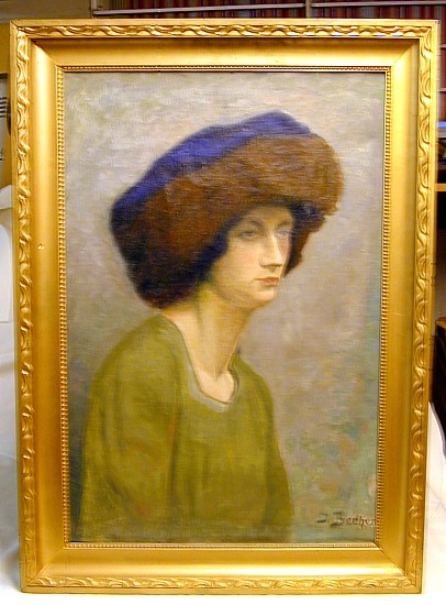 Portrett av en kvinne i gjønn kjole og med stor, blå hatt med pelskant.