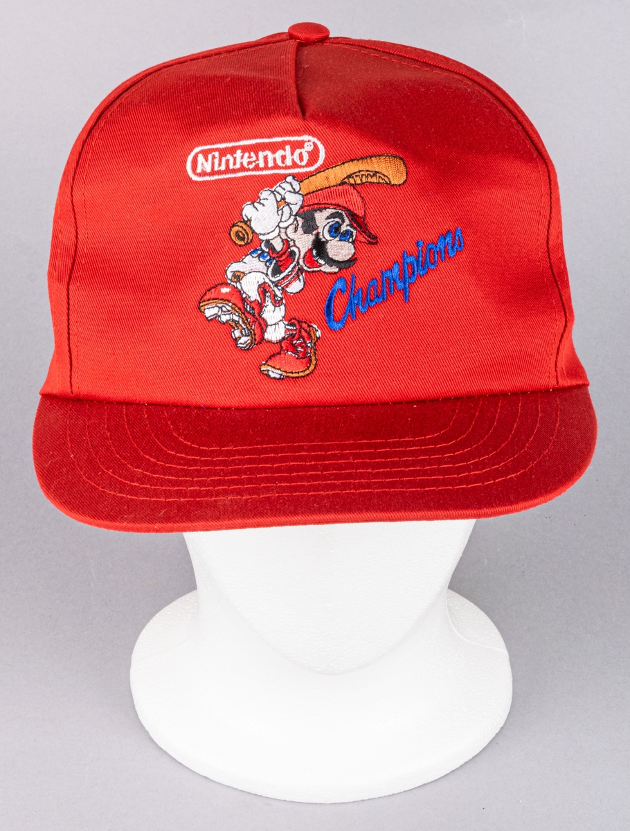 Röd keps med brodyr som visar Mario klädd som en basebollspelare.