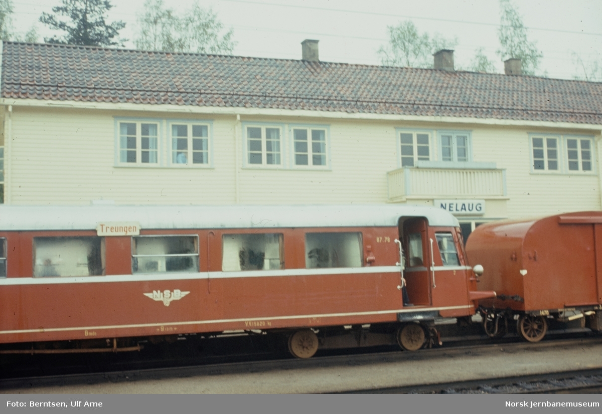Dieselmotorvogn litra Bmdo 87 78 med persontog fra Nelaug på Treungen stasjon