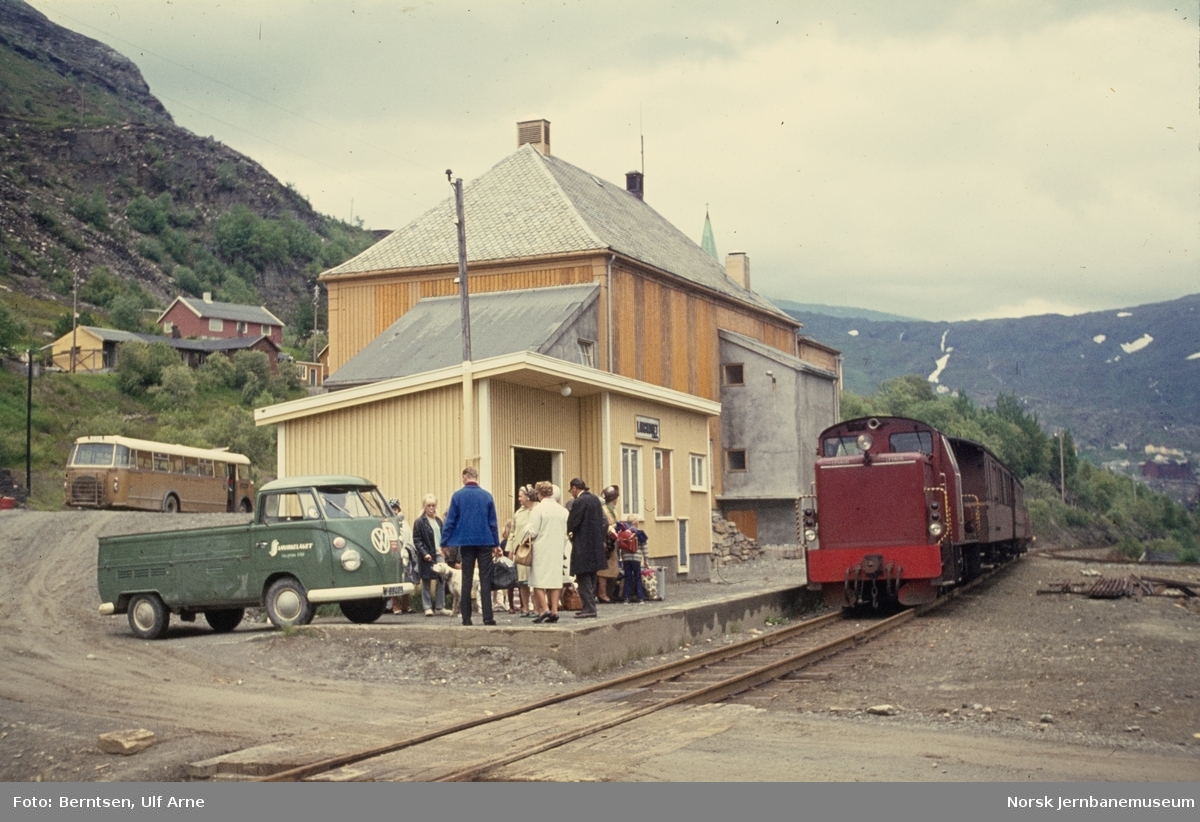 Sulitjelmabanens diesellokomotiv SAULO med blandet tog til Finneid på Langvatnet holdeplass
