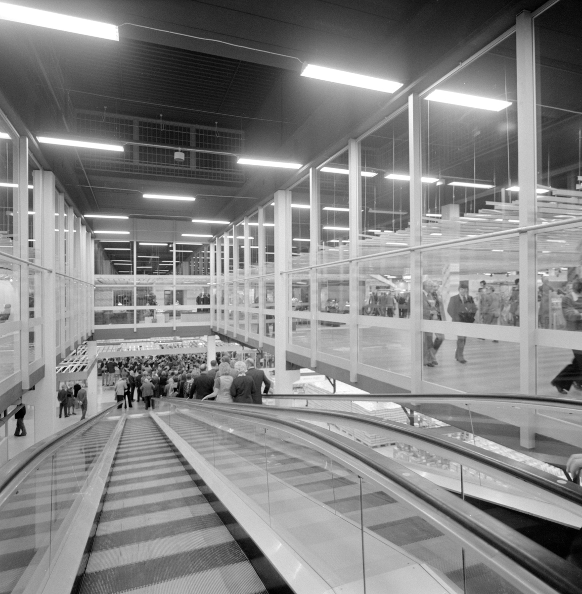 Från invigningen av Mobilia köpcentrum i Mantorp. Oktober 1974.