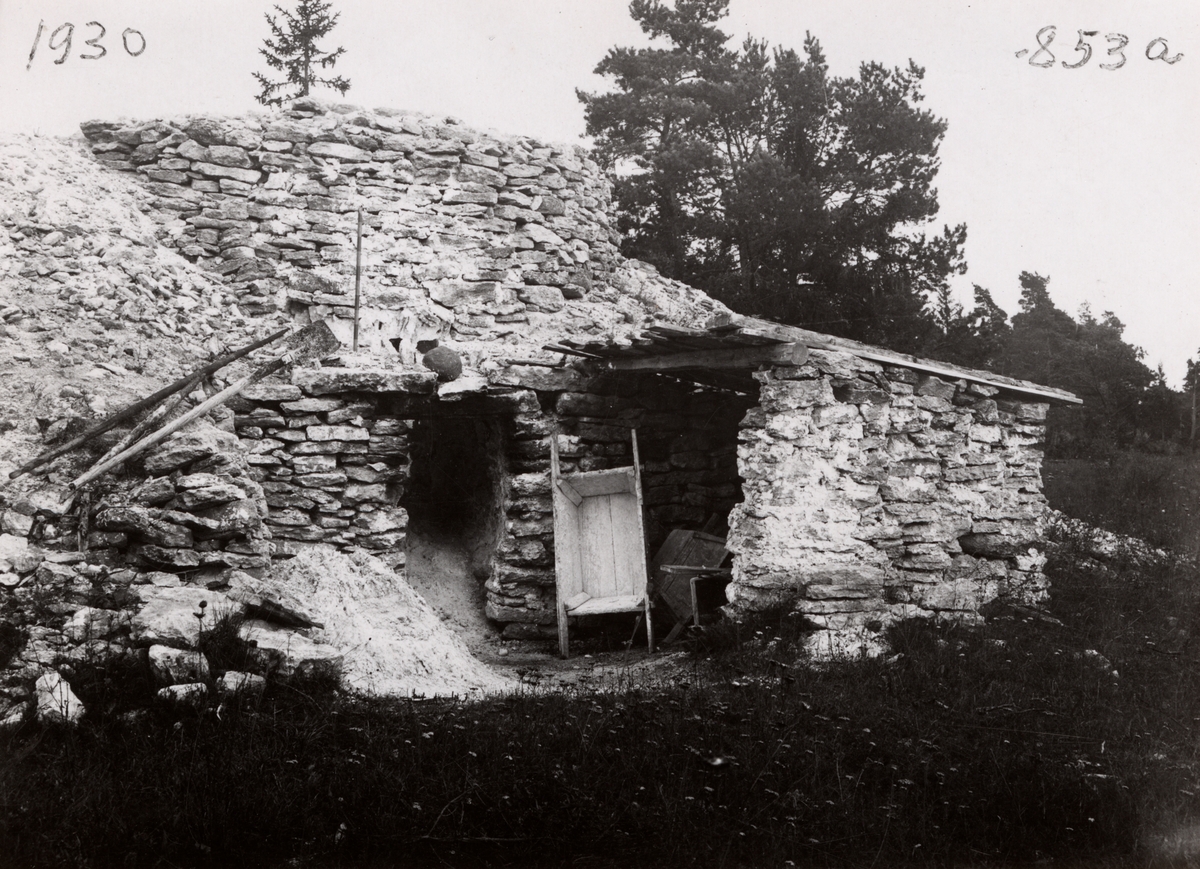 Vedeldad kalkugn för periodisk drift. Använd omkring år 1930. Till höger vid ugnsmunnen "kurru"=vaktstuga. Till vänster slanor av gran för eldningen och raka för uttagning. Foto från NW.