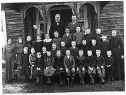 Skolebilde fra Stange skole i Østre Toten, trolig ca. 1903.
