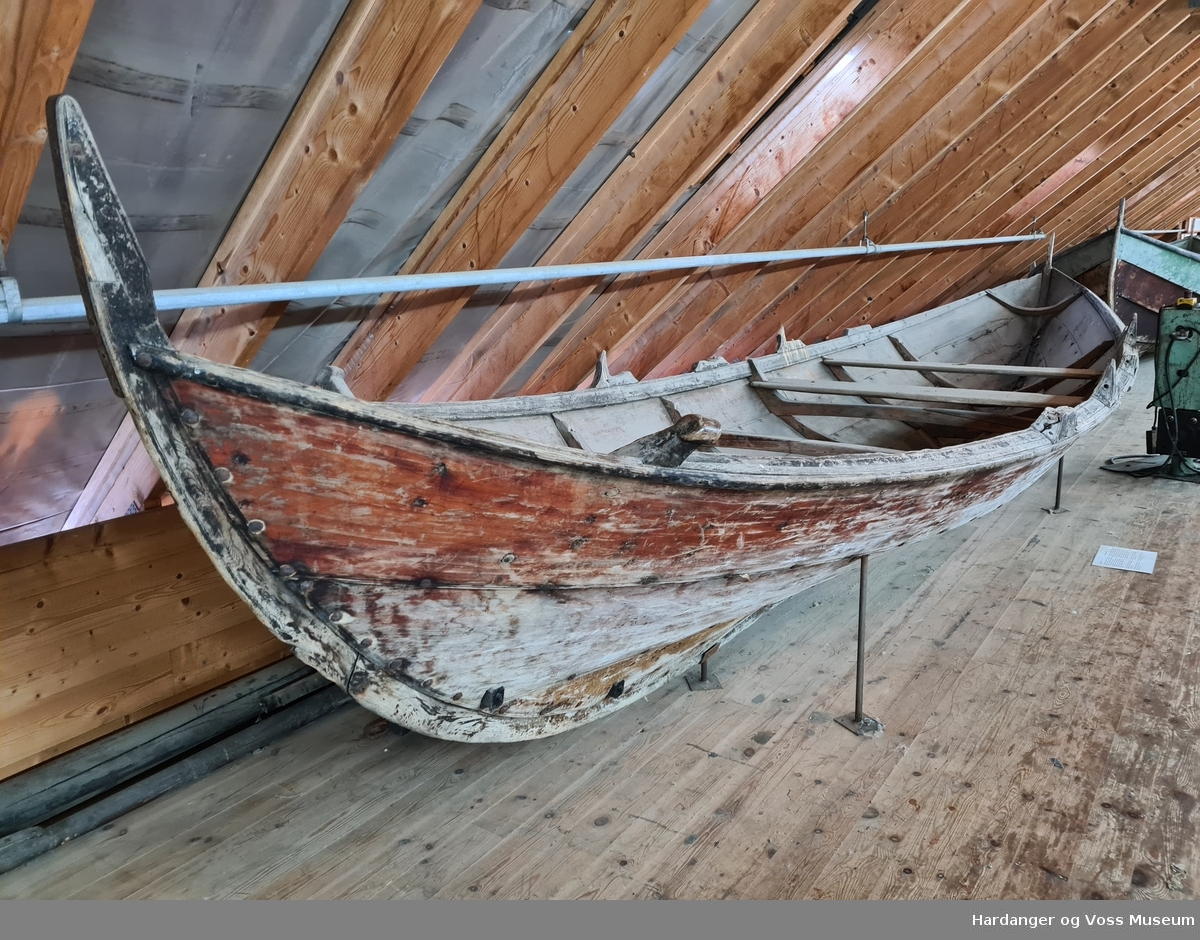 Båten er bygd som en Hardangerbåt, typisk Sørfjorden, med smale fire bordganger og med høge stevntopper. Framronga stikker over æsinga som to handtak. Bordgangen er klinka med firkantet rør og innved festet med trenagler. Framre stevntopp er skadet og reparert med jernbeslag.  Rorbeslag på bakre stevn er intakt.