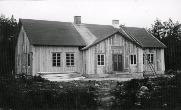 Spannarps folkskola med byggåret, 1905 till höger på fasaden. Verandan har ingång på båda kortsidorna.
Tillhör samlingen med fotokopior från Hallands Nyheter som är från 1930-1940-talen.