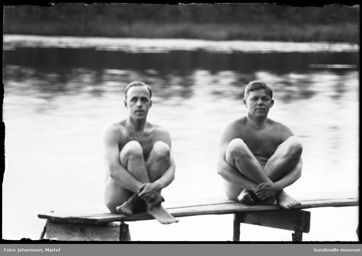 Två nakna yngre män sitter på en brygga, troligen vid någon av sjöarna Vikarn eller Marmen i Attmar. Mannen till höger, och på bild två, är Erik Eng.