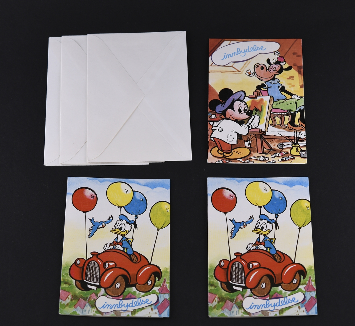 Tre bursdagsinvitasjonskort av papp, med hvite konvolutter. Motiv fra Disney på kortene.