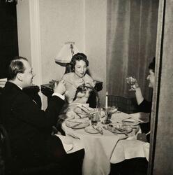 Adolf Bekker, Astri Klein og Mary Buchmann ved et bord i fer