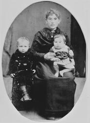 Sara Jakobsen f. Dworsky med barna Paltiel Bekker og Esther 