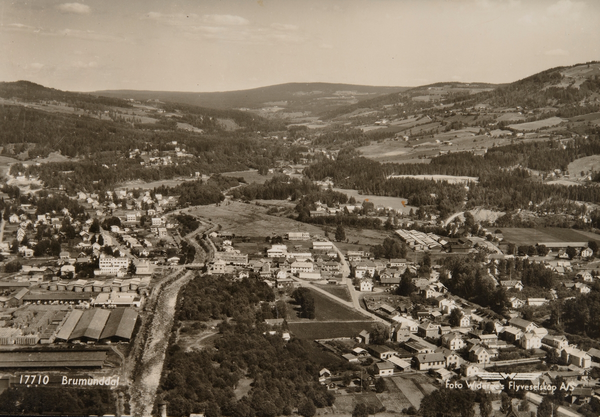 Postkort, Ringsaker, Brumunddal, Flyfoto av fra sør, Berger Langmoens fabrikk til venstre, Brumunda, Nygata,