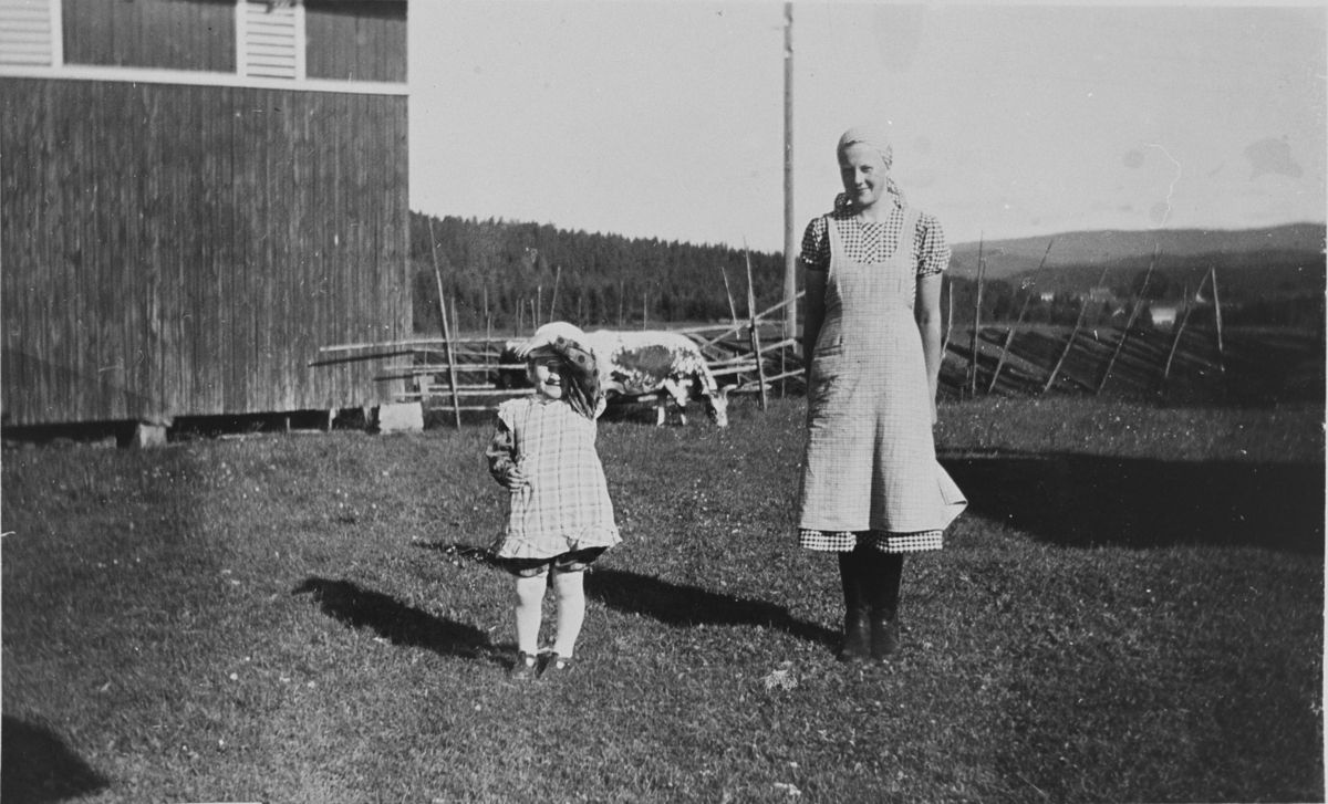 Torunn Velstad (t.v.) og Mathilde Skatvedt, på Langerud i 1937.