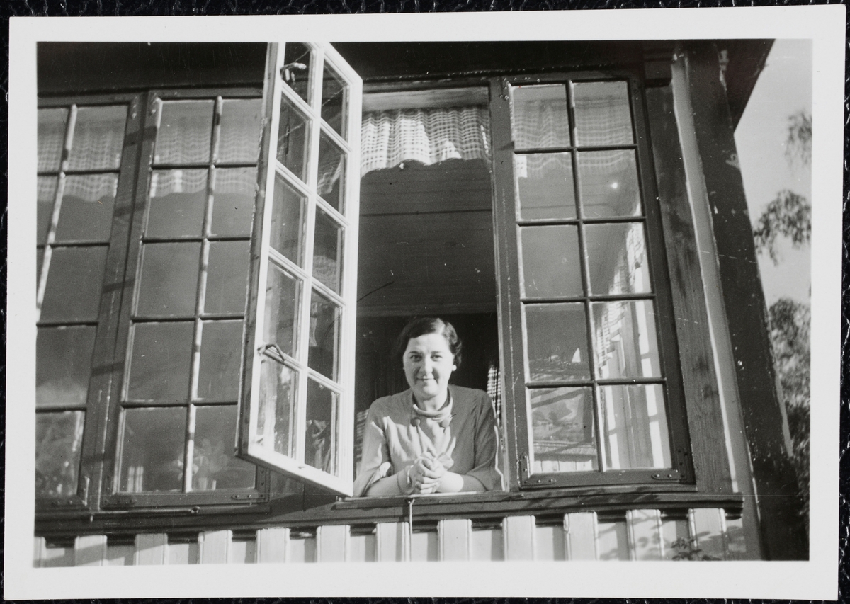 Lea Schilow i vinduskarmen på det som kan være Bekkerfamiliens hytte på Vikhammer.
