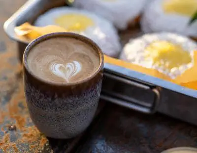 Nybakte skoleboller og varm kaffe med hjerteskum