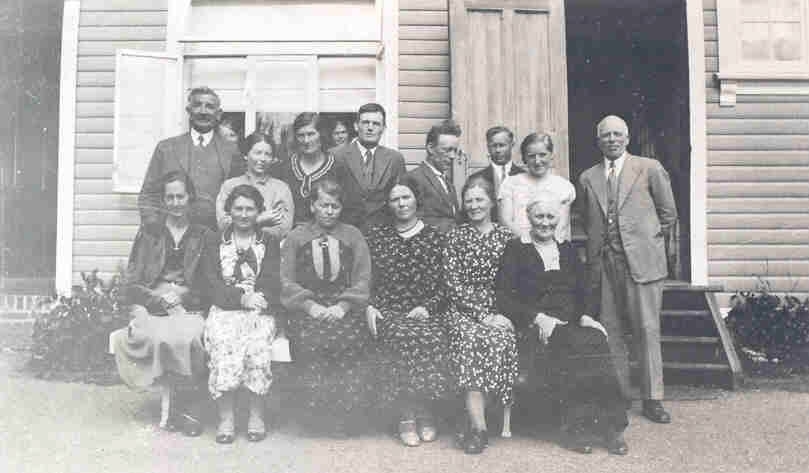 Gruppebilde av Danial Caplan (helt til venstre på bakerste rad) med slekt og venner