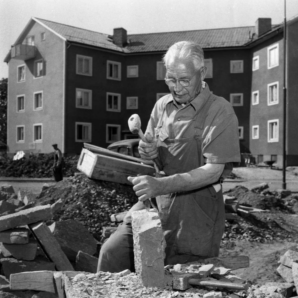 Värmeböljan i början av juni 1953. Stenhuggare Knut Åberg arbetar vid stjärnhusen i Fridhem. 

...

385 bilder om Linköping på 1950-talet från tidningen Östgötens arkiv. Framtidstro och optimism är ord som sammanfattar Linköping på femtiotalet. Årtiondet innebar satsningar för att förbättra linköpingsbornas livsvillkor. Bostadsfrågan och trafiklösningarna dominerade den lokalpolitiska agendan.
Bilderna digitaliserades år 2013.